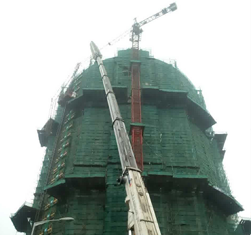 二七吊车在工地上作业